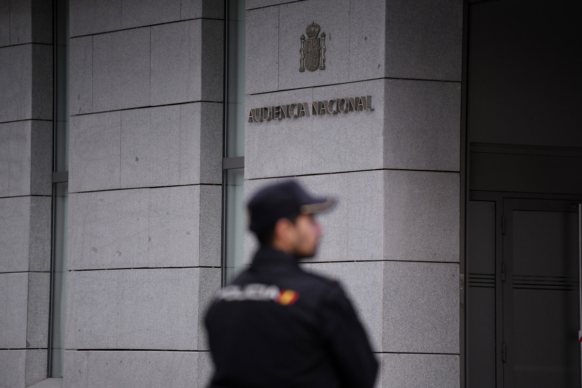 Archivo - Un agente de Policía en la entrada de la Audiencia Nacional, a 16 de octubre de 2023, en Madrid (España).