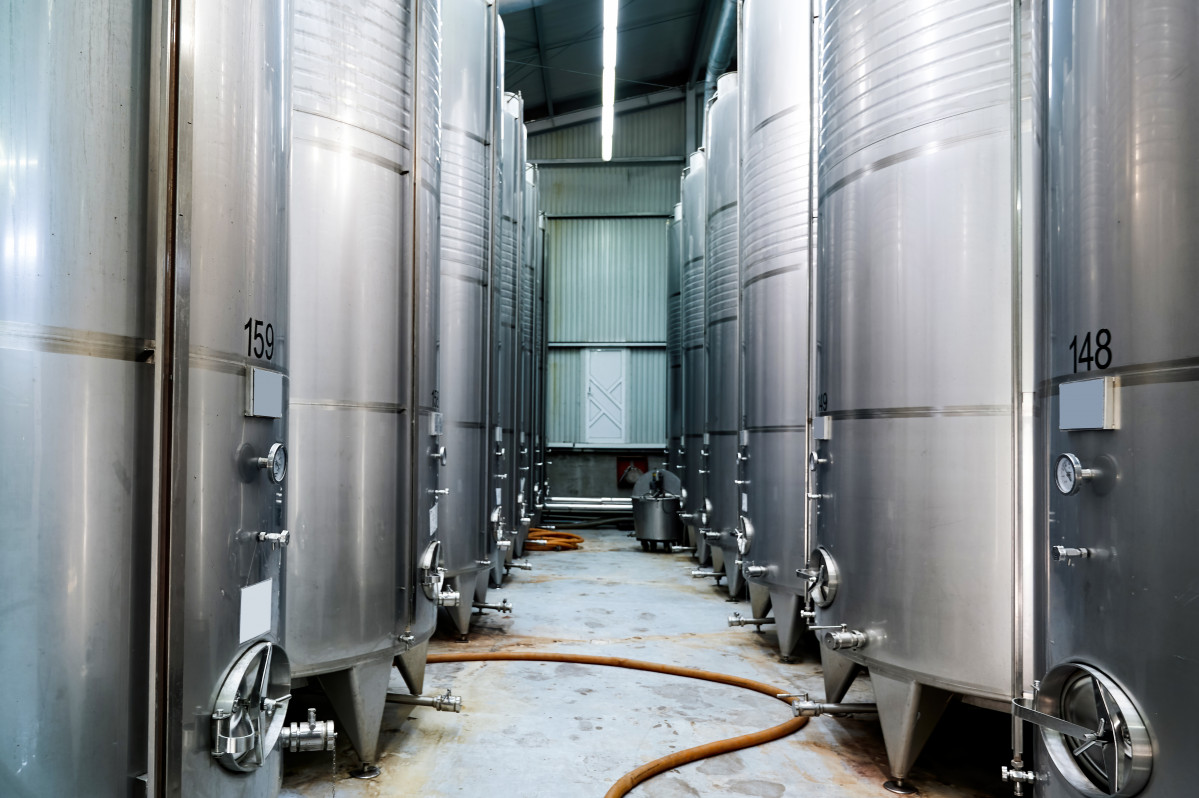 Tanques almacenamiento vino metal bodega