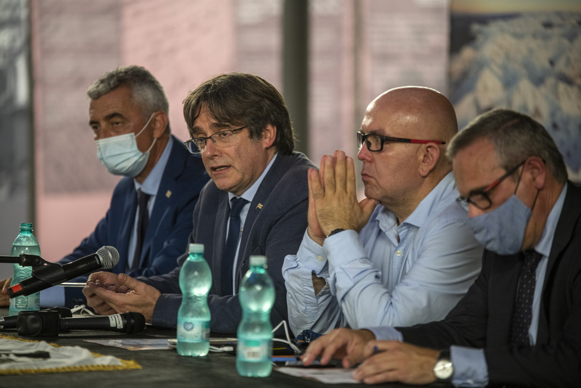 Archivo - El expresidente de la Generalitat Carles Puigdemont, su abogado, Gonzalo Boye, y el jefe de la Oficina de Carles Puigdemont, Josep Lluís Alay, en una rueda de prensa a 25 de septiembre de 2