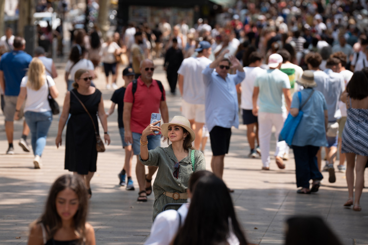 Archivo - Varias personas pasean por La Rambla