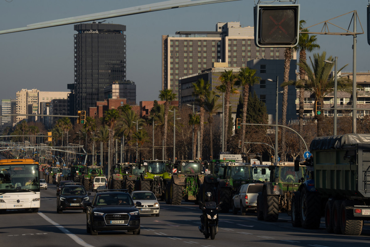 Varios tractores de agricultores se dirigen a la avenida Diagonal durante una manifestación en la segunda jornada de protestas, a 7 de febrero de 2024 en Barcelona