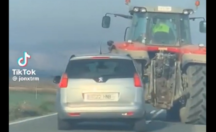 VÍDEO | Un tractor evita que lo adelante un coche: 