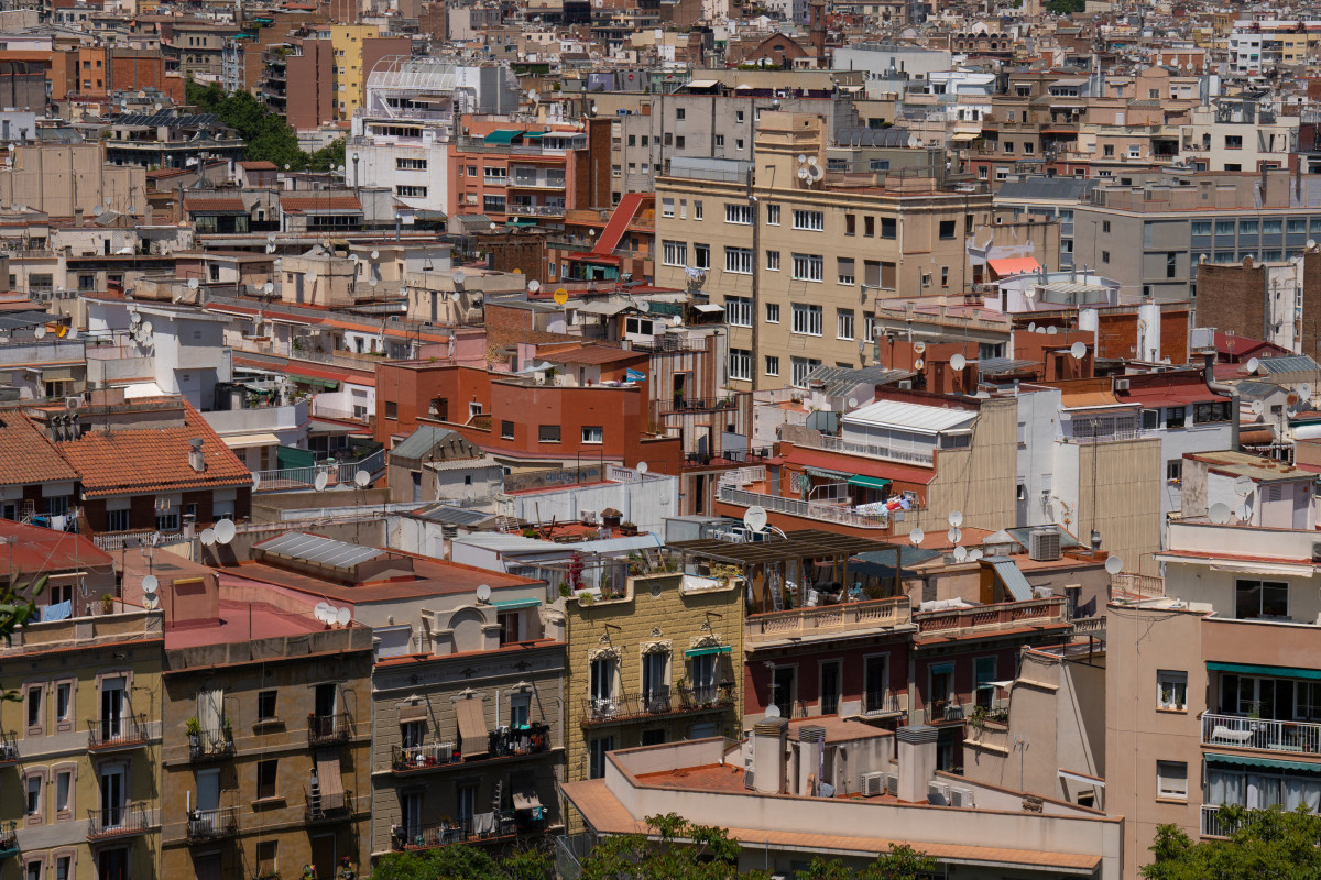 Archivo - Varios edificios de viviendas vistos desde el mirador del Poble Sec (Barcelona).