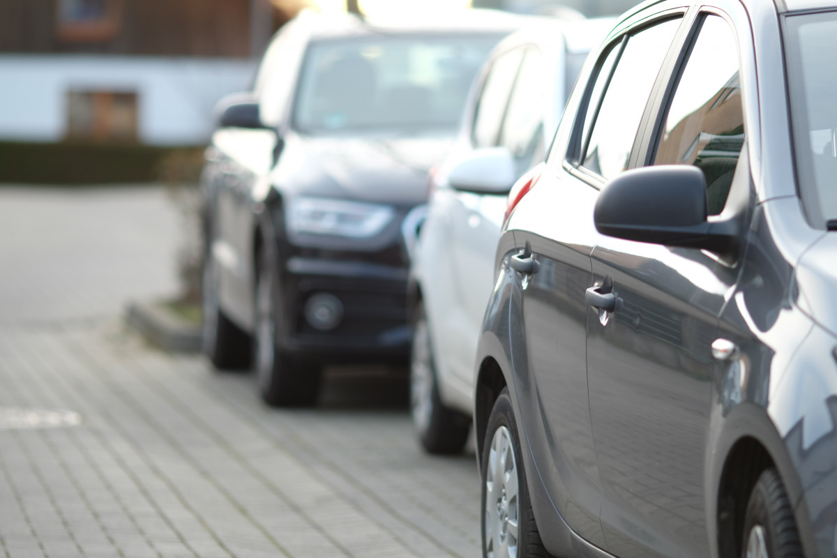 Primer plano coche negro estacionamiento fondo borroso