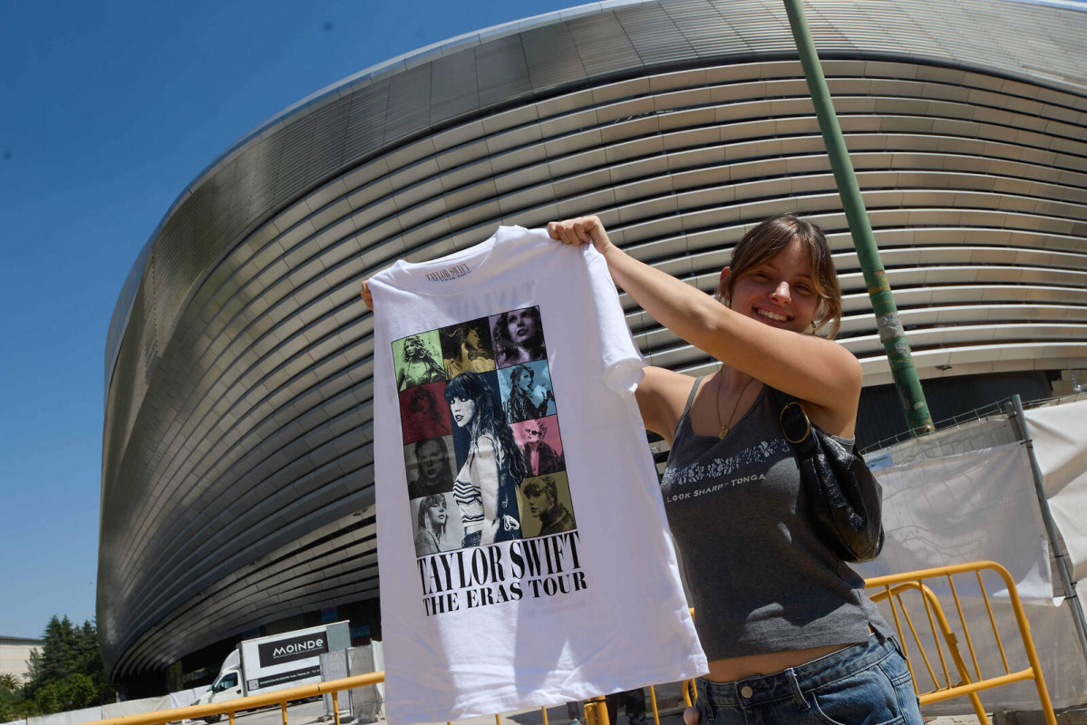 Europapress 5992845 mujer sujeta camiseta merchandaising alrededores estadio santiago bernabeu 1600 1067