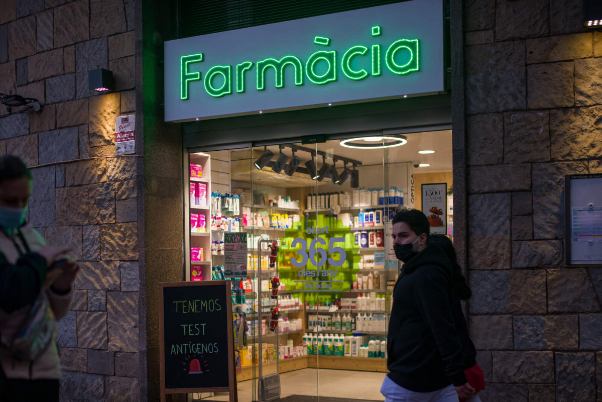 Europapress 4174464 varias personas pasan lado farmacia enero 2021 barcelona cataluna espana 1600 1067