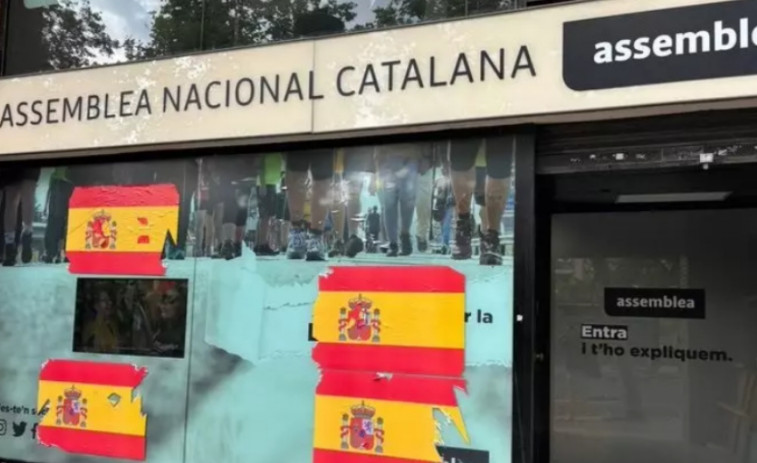 La euforia por la victoria de La Roja, visible en la sede de la ANC de Barcelona: llena de banderas españolas