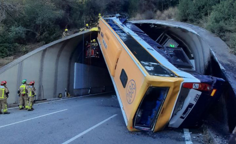 Tres heridos críticos tras el accidente de un autobús en la C-32, en Tordera, con 60 pasajeros