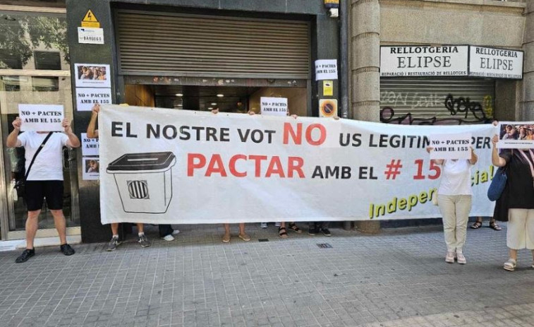 Le recuerdan a los CDR que nadie los ha votado mientras protestan ante la sede de ERC