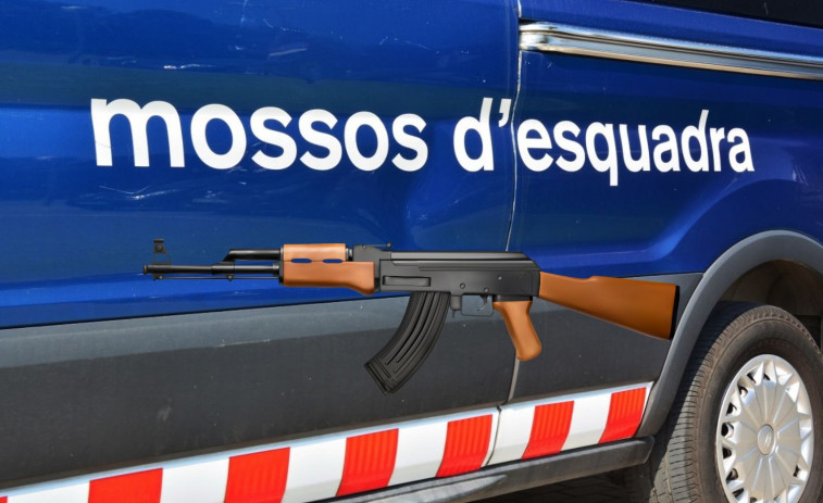 Investigan un robo con una arma estilo AK-47 en un supermercado de El Vendrell