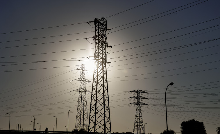 El precio de la luz prosigue a la baja y cae un 40% este domingo, hasta los 30,4 euros/MWh