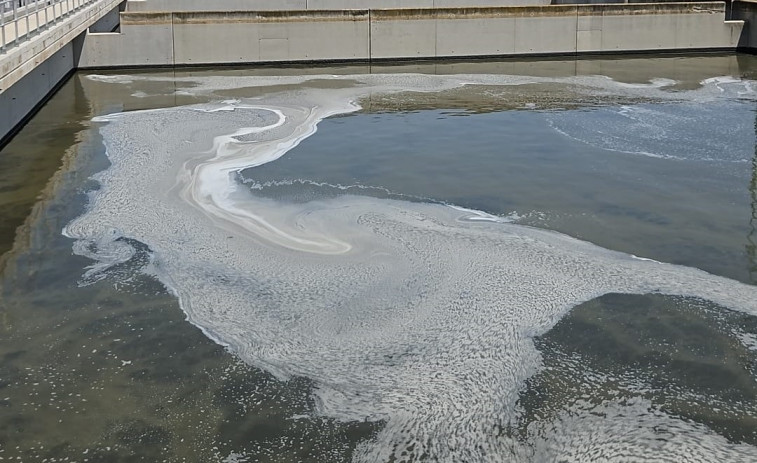 El incendio en una química de Polinyà provoca un vertido tóxico en el río Besòs