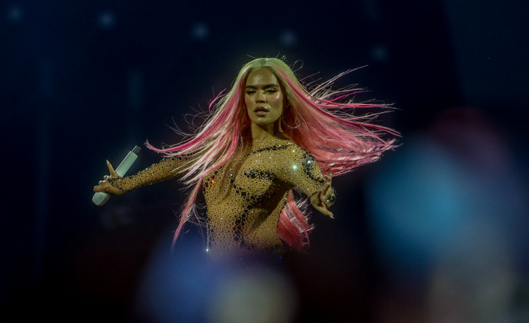 Karol G se emociona en pleno concierto en el Santiago Bernabéu