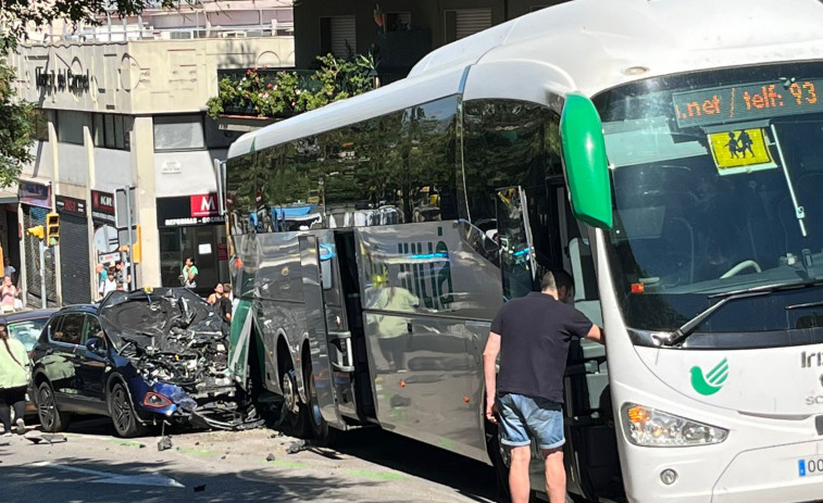 Accidente en Barcelona: un autobús choca contra un coche y otro termina en el metro de Carmel