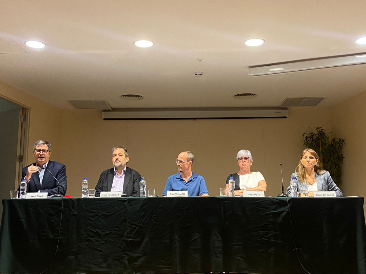 De izq. A dcha.: Joan Roca, Enric Puiggrós SJ, Pau Vidal SJ, Pilar Polo e Irma Rognoni durante la rueda de prensa de los Jesuítas de Catalunya