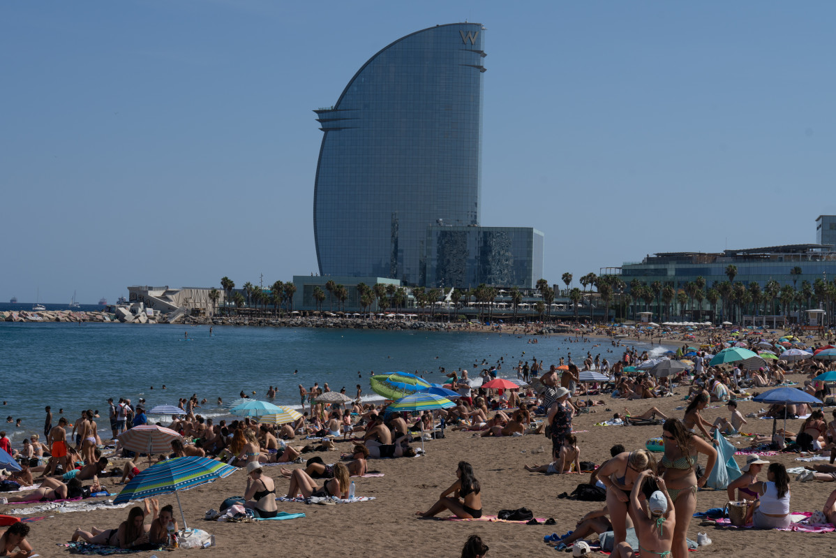 EuropaPress 6094505 varias personas playa 17 julio 2024 barcelona catalunya espana agencia