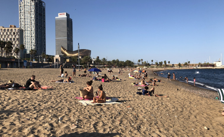 Dos personas, heridas por arma blanca tras un robo con violencia en una playa de Barcelona