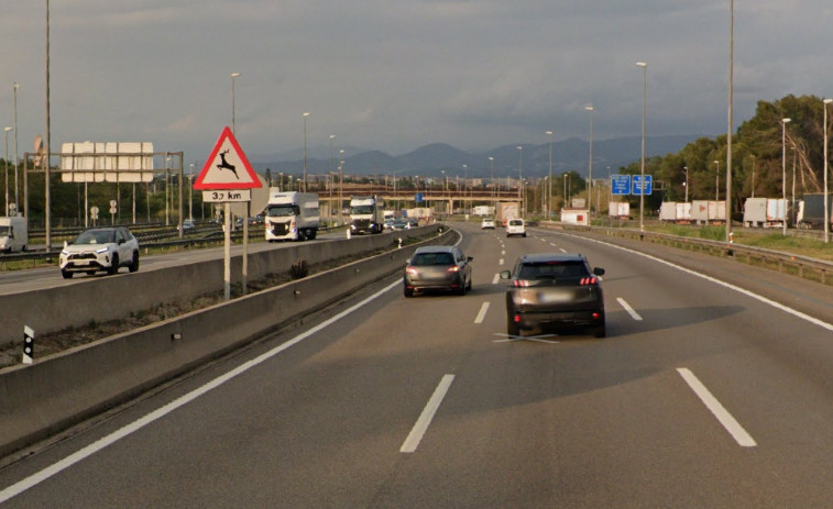 Cortan la AP-7 a la altura de Sant Cugat por la avería de un camión