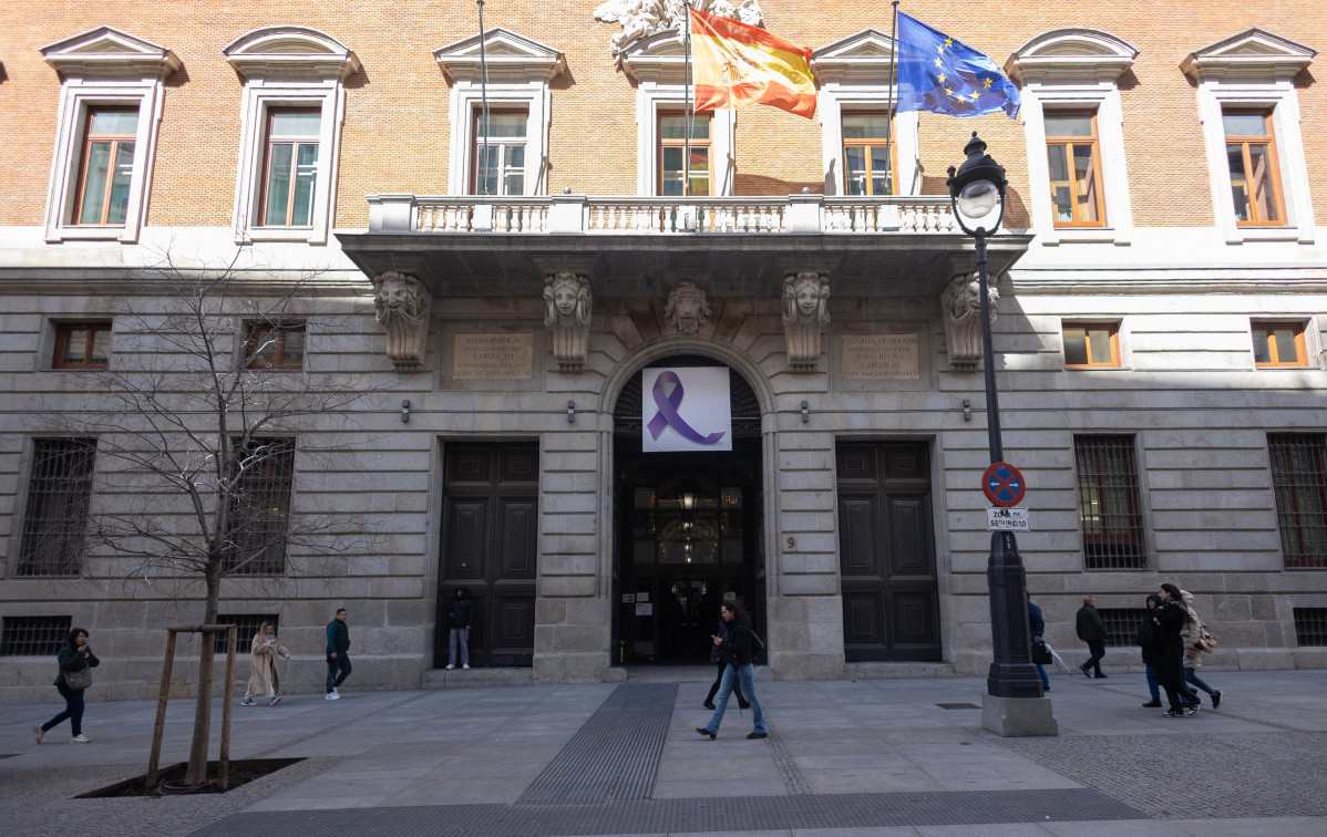 Archivo - Fachada del ministerio de Hacienda