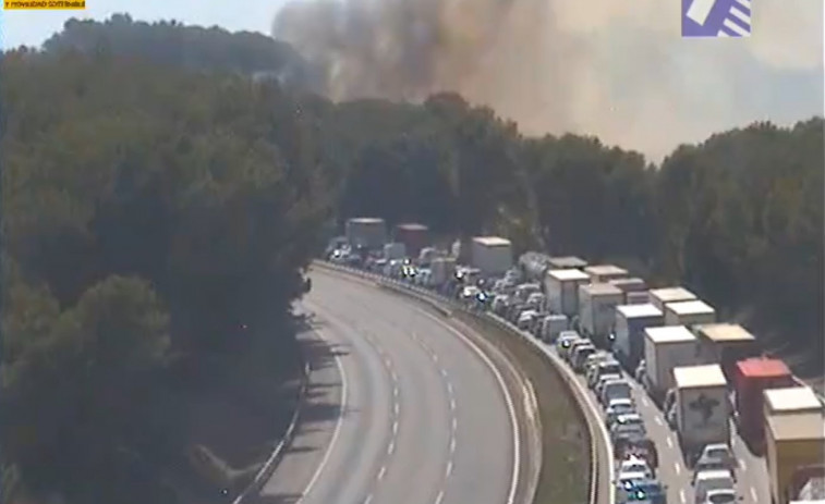 Cortada la AP-7 en ambos sentidos por el incendio de un coche