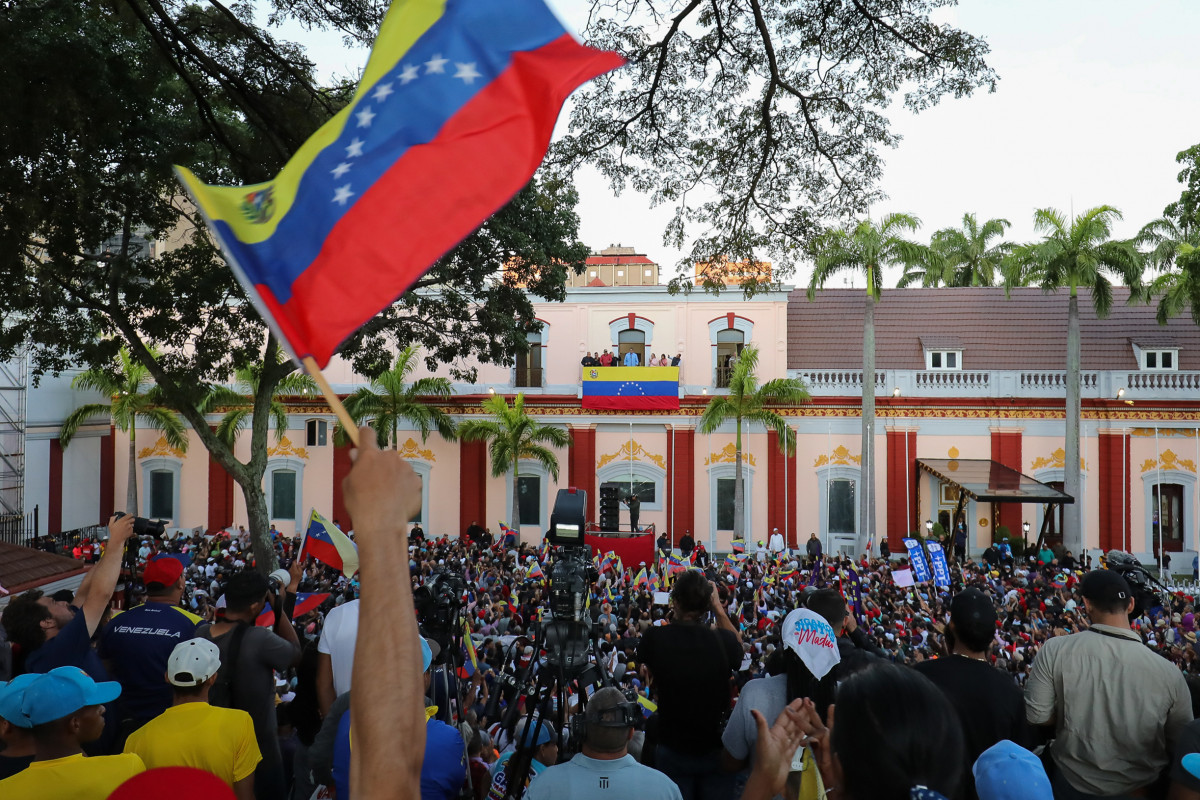 AME6725. CARACAS (VENEZUELA), 30/07/2024.- Fotografía cedida este martes por Prensa Miraflores del presidente de Venezuela, Nicolás Maduro (c), durante su discurso desde el balcón del pueblo ubicad