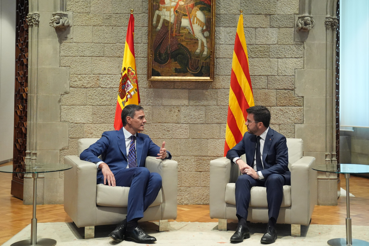 El presidente del Gobierno, Pedro Sánchez (i), y el presidente de la Generalitat en funciones, Pere Aragonès (d), durante una reunión en el Palau de la Generalitat, a 24 de julio de 2024, en Barcel