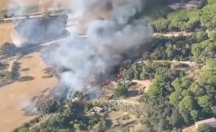 Confinada la urbanización Mas Trempat en Sant Feliu de Guíxols por un incendio