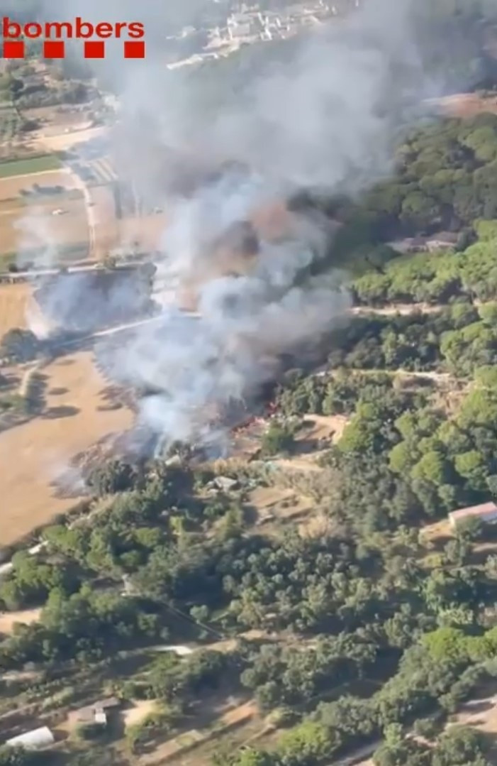 EuropaPress 6124382 confinada urbanizacion mas trempat sant feliu girona incendio cerca masa (1)