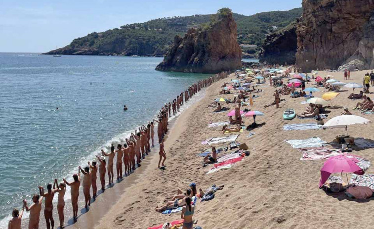 Una cadena humana de nudistas se apoderará de las playas de Tarragona este domingo