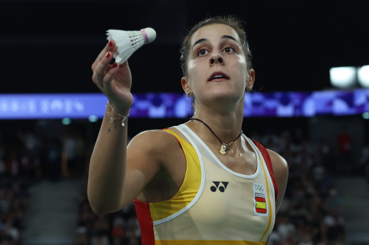 PARIS, 01/08/2024.-La española Carolina Marín ante la estadounidense Beiwen Zhang en el partido de octavos de final individual femenino celebrado en el marco de los Juegos Olímpicos, en París, Fra