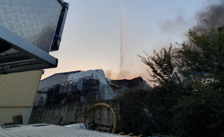 Controlado el incendio de la fábrica de plásticos de Polinyà