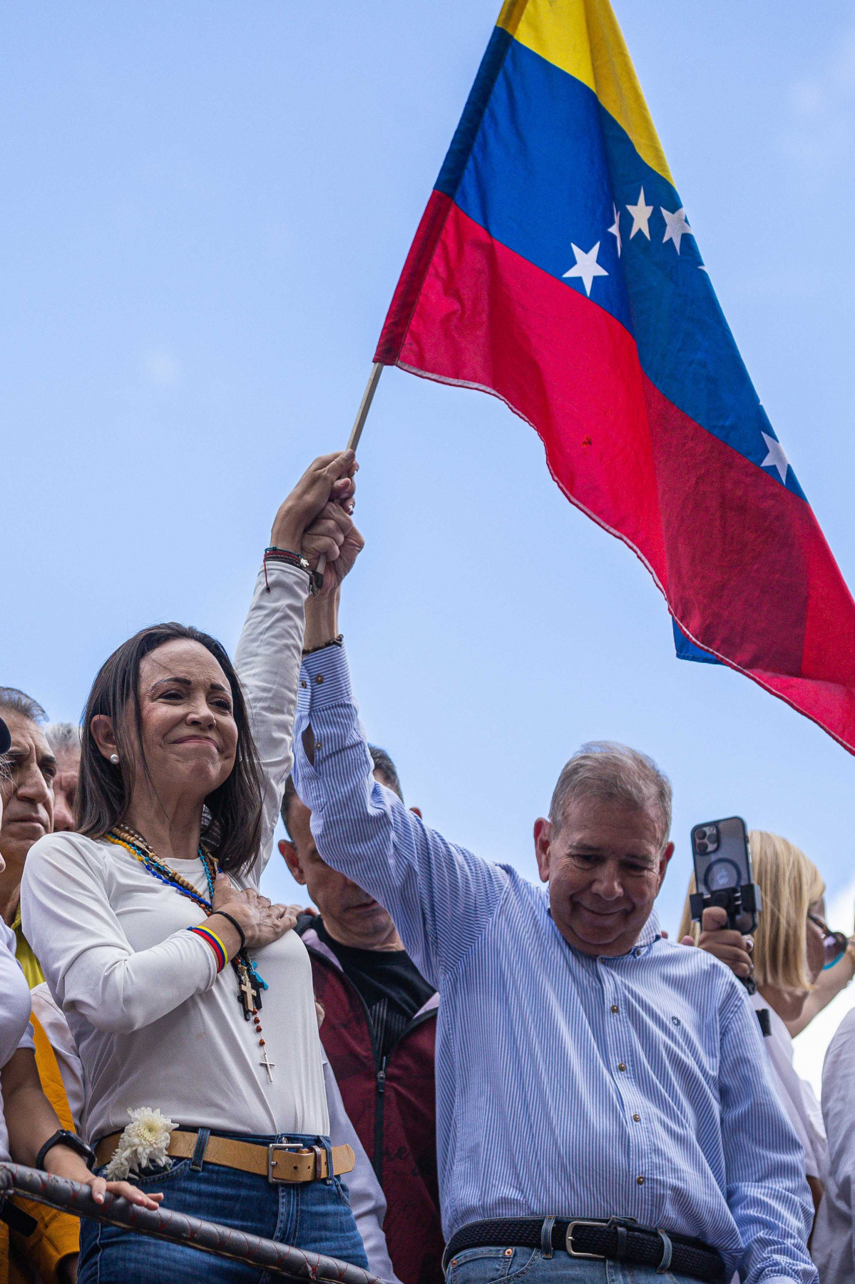 AME6551. CARACAS (VENEZUELA), 30/07/2024.- La líder opositora venezolana María Corina Machado (i) y el candidato a la presidencia de Venezuela Edmundo González Urrutia (d) participan en una manifes