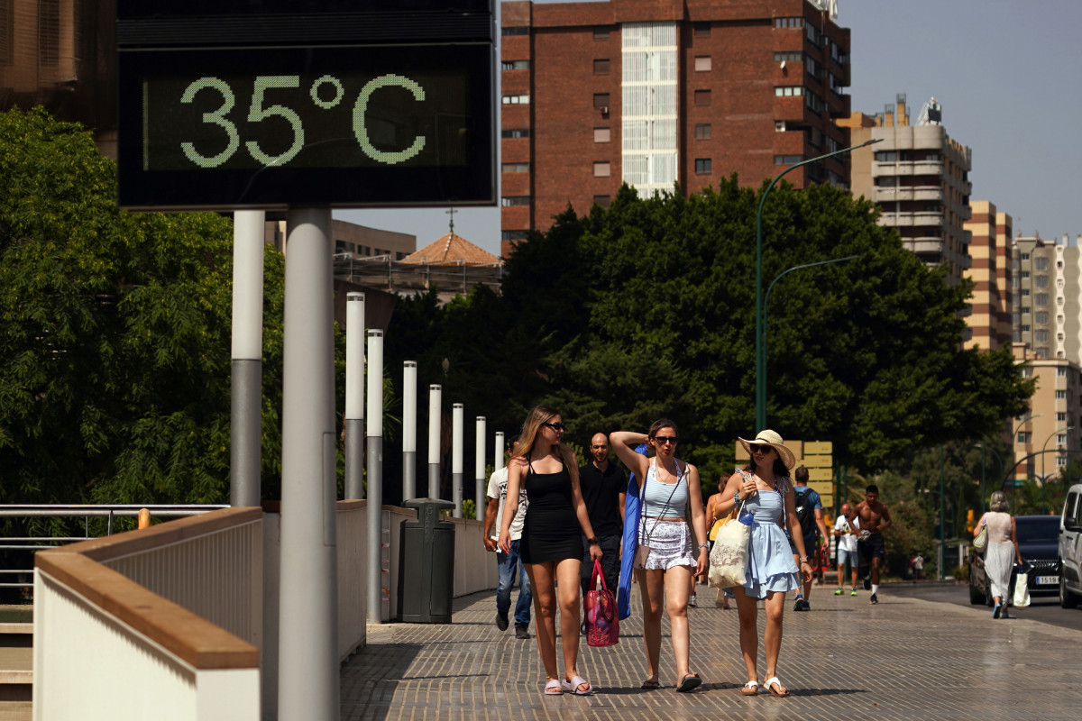 Varias personas se resguardan del calor. A 1 de agosto de 2024, en Málaga (Andalucía, España). Andalucía recibe agosto con avisos por calor en todas las provincias y máximas de 43 grados. La Agen