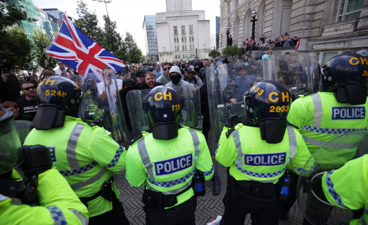 La ultraderecha británica empieza nuevas protestas tras las más de 90 detenciones