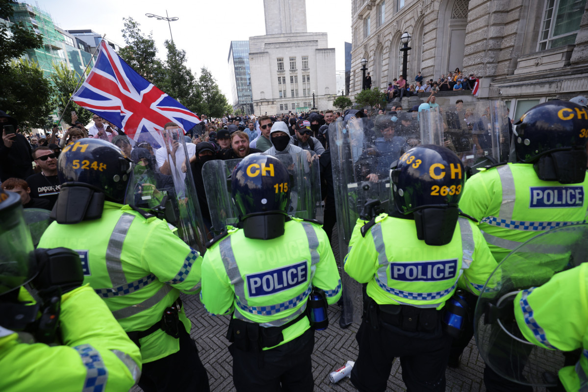 EuropaPress 6132762 03 august 2024 united kingdom liverpool police officers face protesters