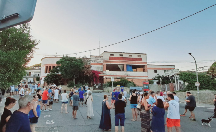 Un centenar de vecinos de Viladecans se concentran para protestar contra unos okupas