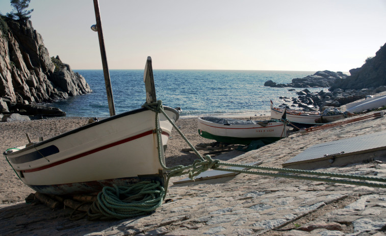 Incivismo en la Costa Brava: denuncian que los barcos ponen en peligro a los bañistas