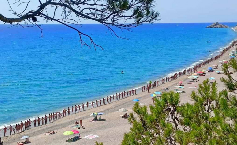 Más de 700 personas hacen una cadena humana nudista en la playa del Torn (Tarragona)