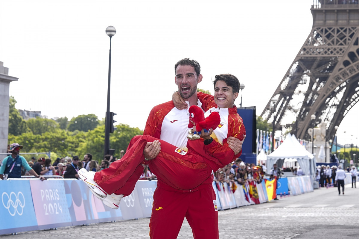 EuropaPress 6142806 gold medalists maria perez and alvaro martin of spain pose during marathon