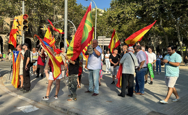 VÍDEO | Manifestaciones a las puertas del Parlament contra la vuelta de Carles Puigdemont