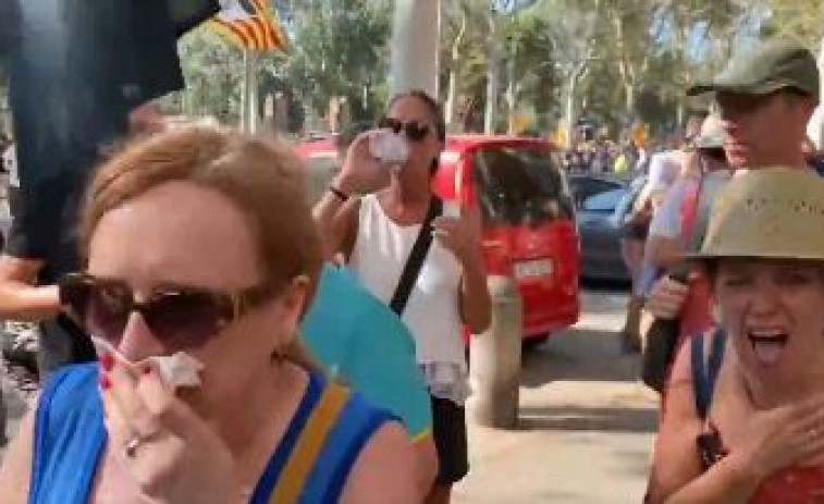 VÍDEOS | Los Mossos usan gas pimienta para dispersar a los independentistas que querían acceder al Parlament