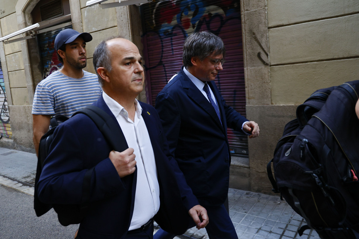 BARCELONA, 08/08/2024.- El expresidente de la Generalitat Carles Puigdemont ha logrado este jueves irrumpir en el acto de bienvenida organizado en el paseo Lluís Companys de Barcelona para arroparlo 