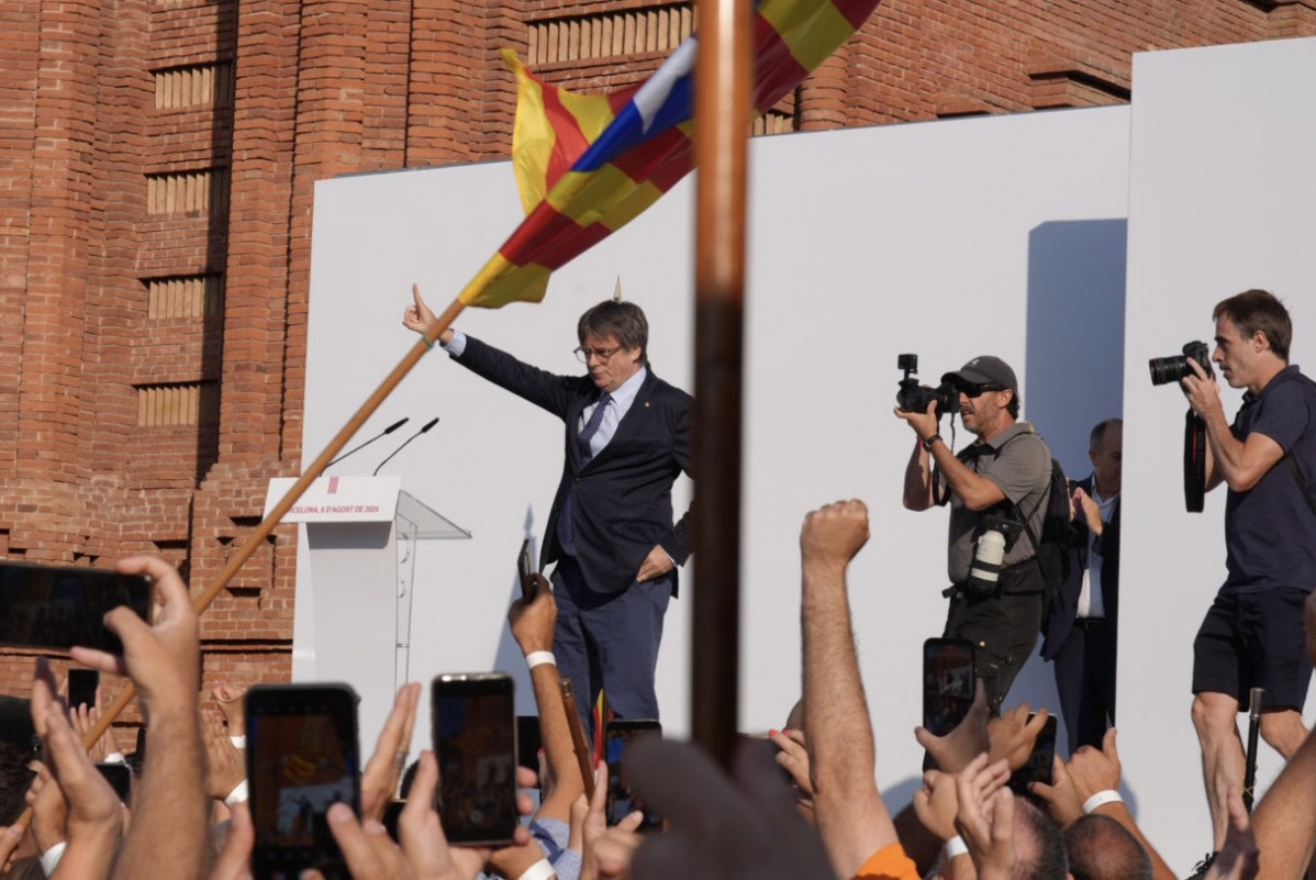 L'expresident de la Generalitat de Catalunya Carles Puigdemont arriba per intervenir en un acte de benvinguda organitzat per entitats independentistes en el passeig Lluís Companys, a 8 d'agost de 202