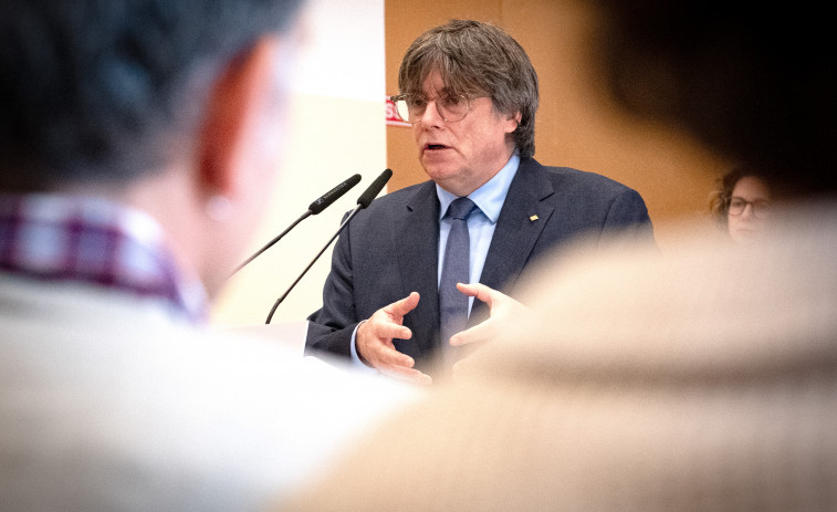 Un semáforo en rojo y un sombrero: así fue la huida de Puigdemont