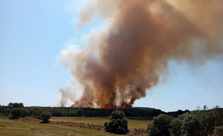 Los Bombers ordenan el confinamiento en Boada y Montargull por el incendio de Vilanova de Meià