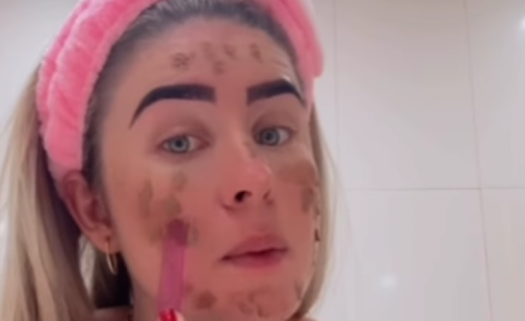 Una influencer se aplica una mascarilla facial hecha con su caca 