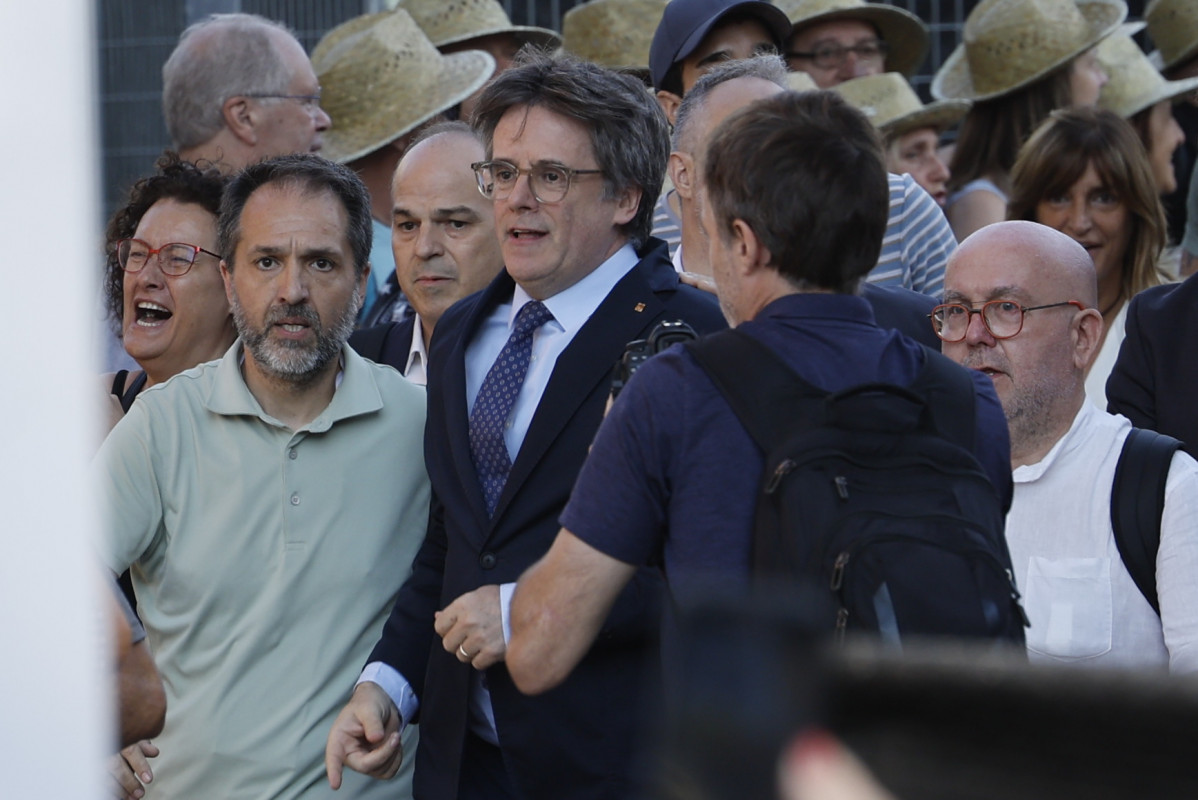 FOTODELDÍA  BARCELONA, 08/08/2024.- Llegada del líder de Junts Carles Puigdemont a las inmediaciones del Palau de la Generalitat de Catalunya, donde se celebra el pleno del debate de investidura del