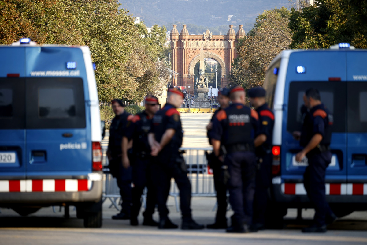 Agents dels Mossos d' Esquadra i diverses persones en els voltants del Parlament de Catalunya