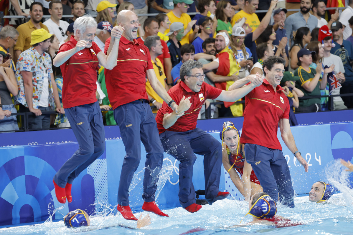 NANTERRE, 10/08/2024.- El seleccionador español Miguel Ángel Oca (d) y el resto del equipo técnico se arroja a la piscina después de que el equipo español de waterpolo femenino ganara la medalla 