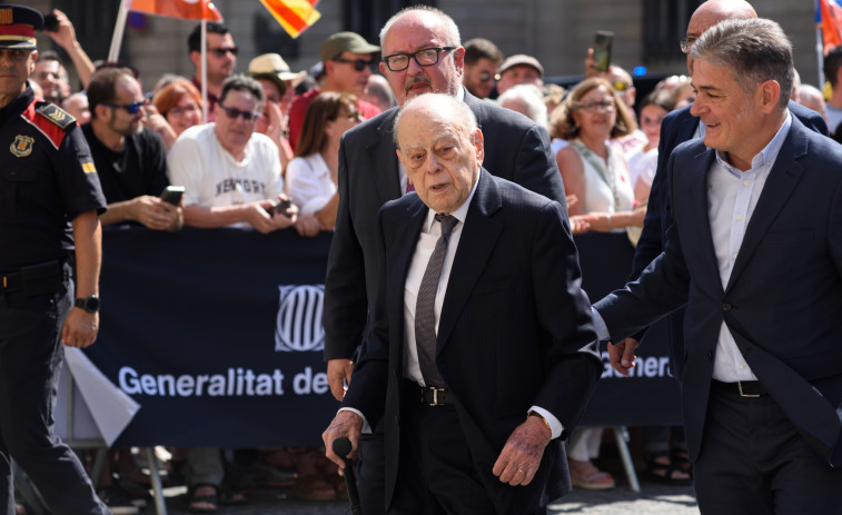 VÍDEO | Malestar entre los independentistas por los gritos al expresident Jordi Pujol en la plaça Sant Jaume